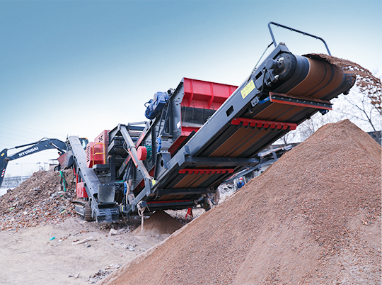 為什么礦山與建筑行業(yè)老板都在用履帶式移動(dòng)破碎站？ ——探秘紅星機(jī)器的“高效利器”