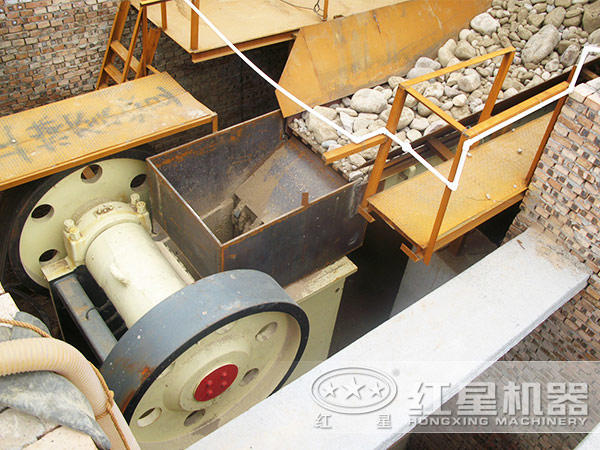 顎式破碎機(jī)現(xiàn)場圖 顎式破碎機(jī)現(xiàn)場圖